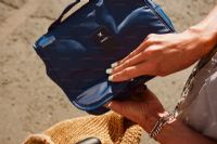 La trousse de toilette du voyageur conscient, pourquoi passer au solide, au rechargeable et au sans parfum